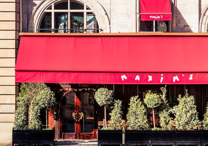 L'entrée principale de Maxim's sur la rue Royale. © Romain Ricard