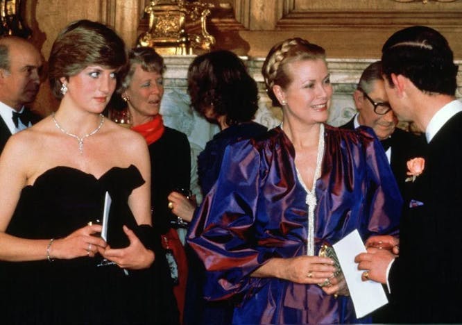 Diana Spencer (qui deviendra plus tard la princesse Diana) avec le prince Charles, prince de Galles, et la princesse Grace de Monaco à Goldsmiths Hall, Londres. © Getty Images