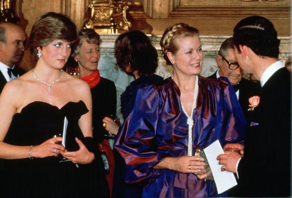 Diana Spencer (qui deviendra plus tard la princesse Diana) avec le prince Charles, prince de Galles, et la princesse Grace de Monaco à Goldsmiths Hall, Londres. © Getty Images