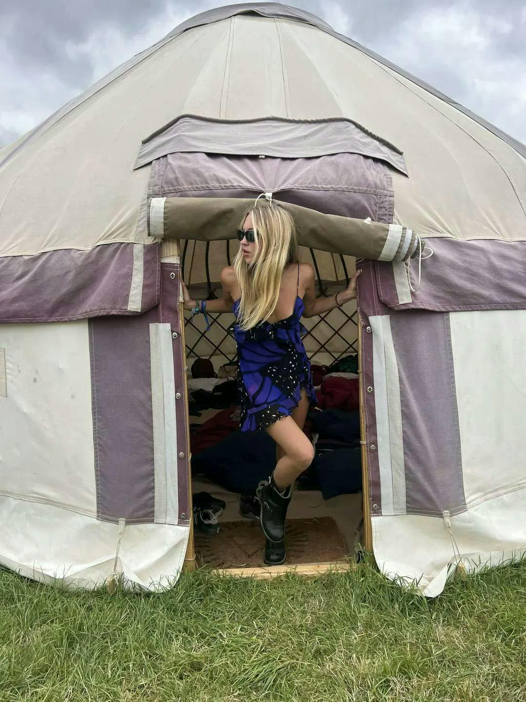 Lila Moss au festival de musique de Glastonbury en juin 2024. © Instagram @lilamoss
