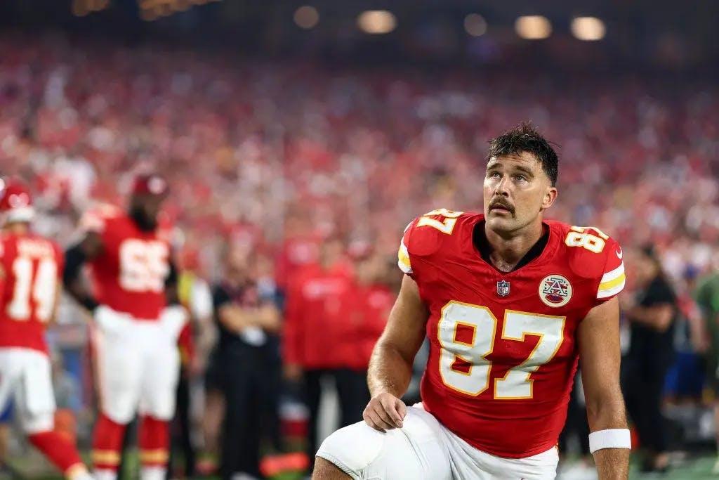 Travis Kelce sur le terrain lors d'un match des Kansas City Chiefs le 5 septembre 2024. © Getty Images